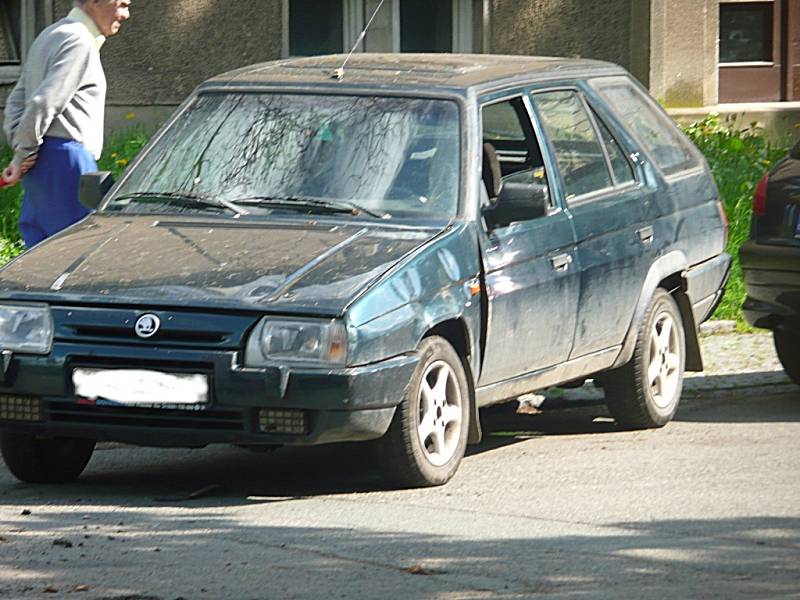 Střet dvou osobních automobilů na křižovatce ulic Míru a Na Magistrále v Kolíně. 