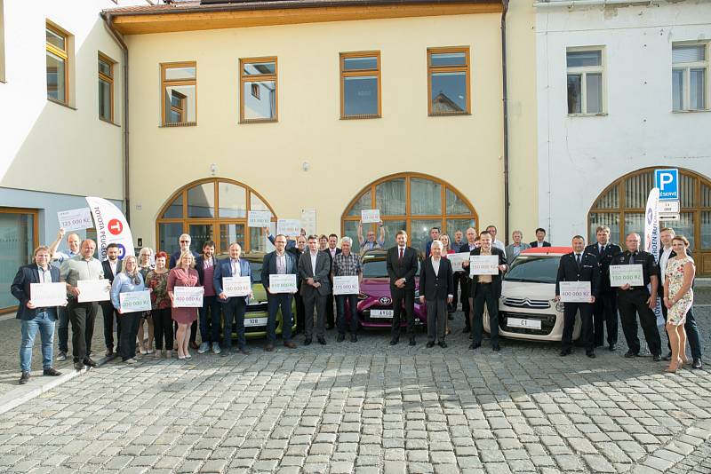 Slavnostní předávání šeků z 13. ročníku grantového programu TPCA pro Kolínsko.