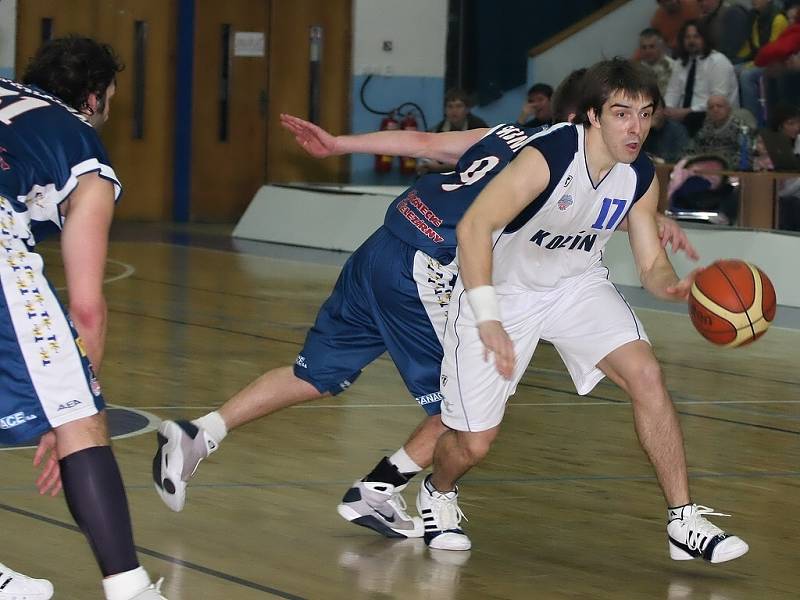 Z utkání Mattoni NBL Kolín - Prostějov (67:75).