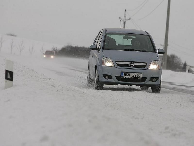 Sníh pokryl i silnici od Ovčár směrem k dálnici D11