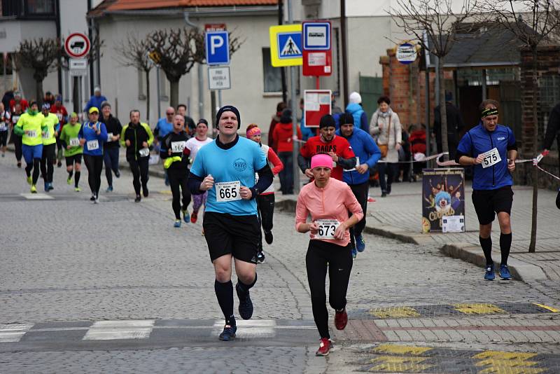 Tradičního běhu v Pečkách se účastní běžci různých věkových kategorií.