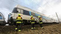 Kvůli vichřici spadlá trolej na železnici u Nové Vsi I omezila ve čtvrtek 17. února 2022 provoz vlaků na trati mezi Kolínem a Prahou.
