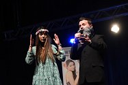 Imitátor Petr Jablonský předvedl v pátek v Městském společenském domě v Kolíně nové představení, do kterého přizval Nikol Votrubovou, účastníci televizní vyhledávací soutěže Česko – Slovensko hledá Superstar z roku 2021.