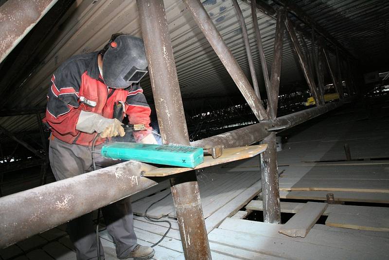 Postup prací na rekonstrukci střechy zimního stadionu v Kolíně