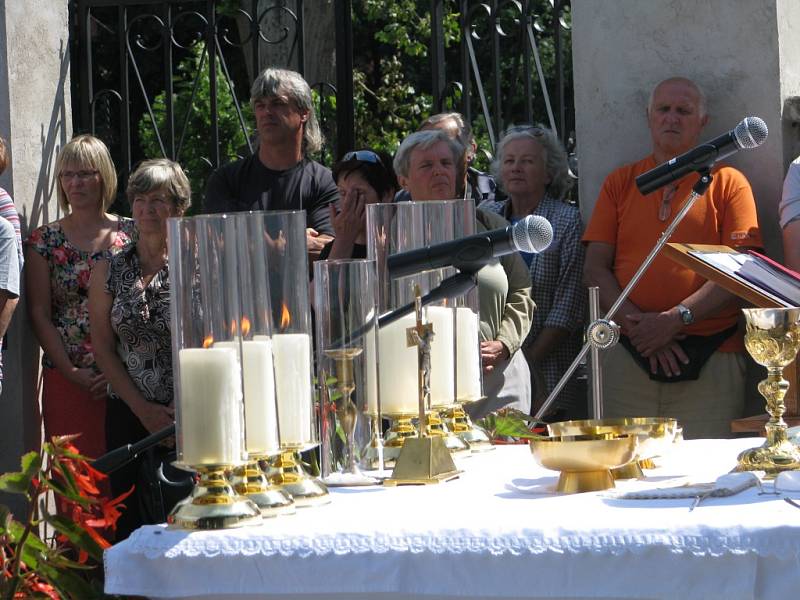 Žehnání novému zvonu a jeho osazování do kostela sv. Jakuba ve Stříbrné Skalici - Rovné