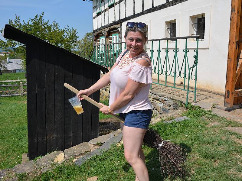 V kouřimském skanzenu si užili čarodějnice.