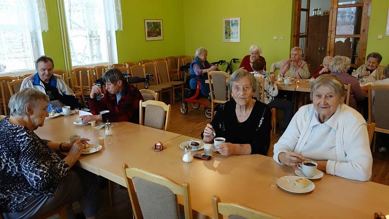 Sladké posezení seniorů v Domově Anna v Českém Brodě.