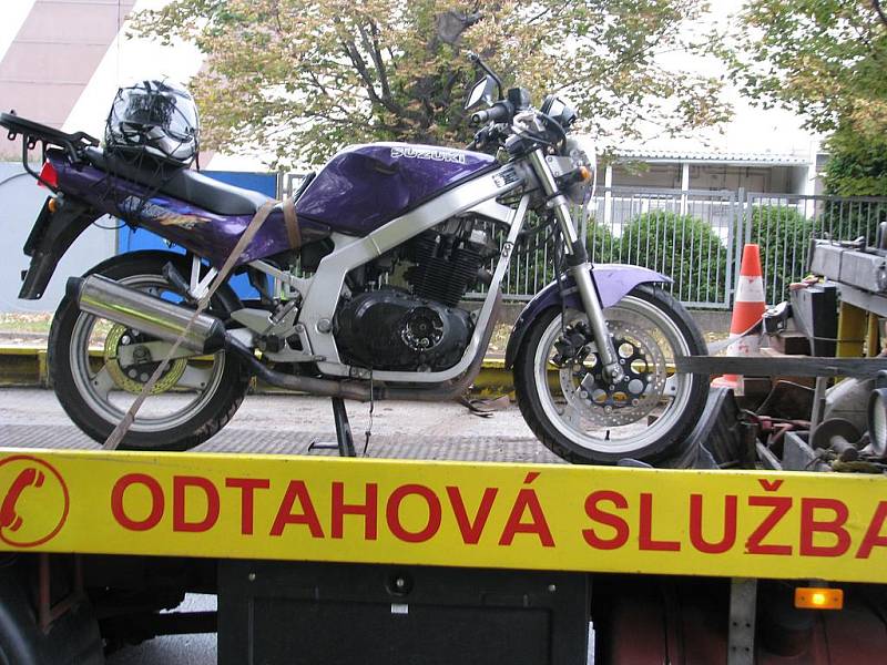 Nehoda motocyklisty a Opelu v Havlíčkově ulici v Kolíně