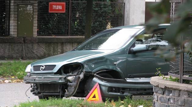 Nehoda motocyklisty a Opelu v Havlíčkově ulici v Kolíně