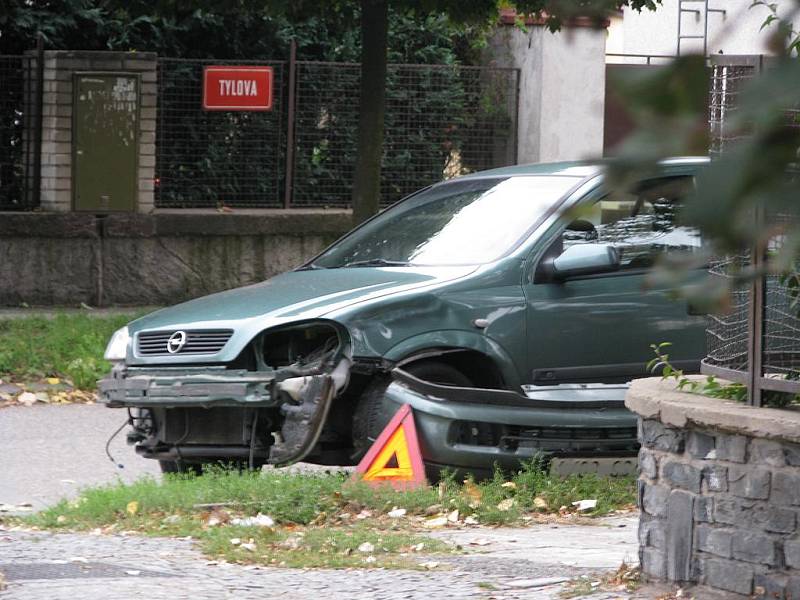 Nehoda motocyklisty a Opelu v Havlíčkově ulici v Kolíně