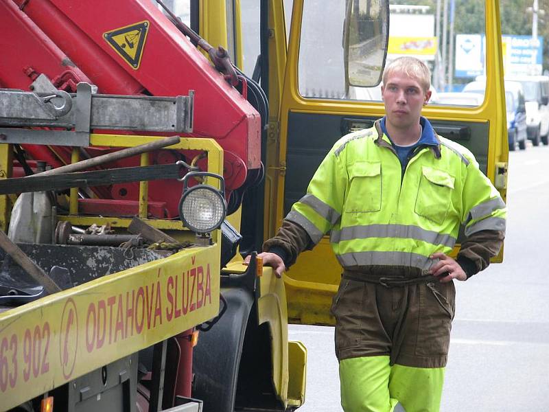 Nehoda motocyklisty a Opelu v Havlíčkově ulici v Kolíně