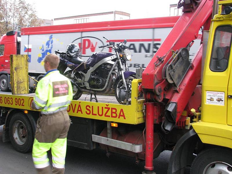 Nehoda motocyklisty a Opelu v Havlíčkově ulici v Kolíně