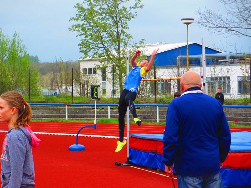 Kolínští žáci a žákyně na prvním kole krajského přeboru zářili.