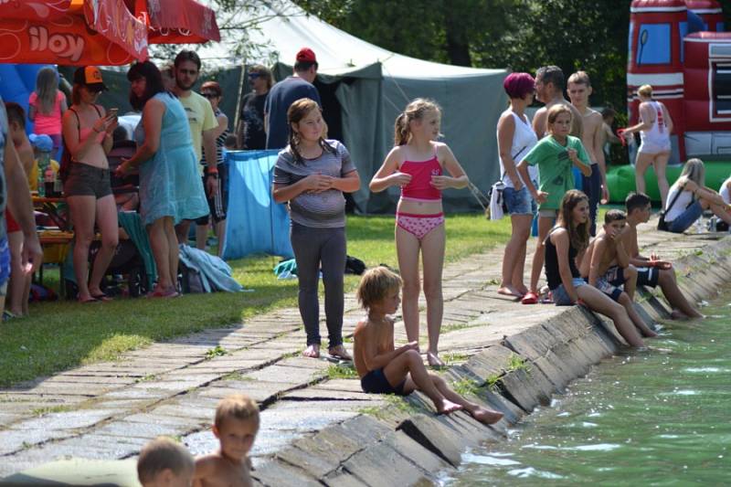 Soutěže na vodě přilákaly mnoho návštěvníků i účastníků.