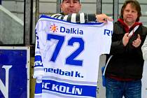 Obránce Karel Nedbal dostal na památku dres s oblíbeným číslem 72. 