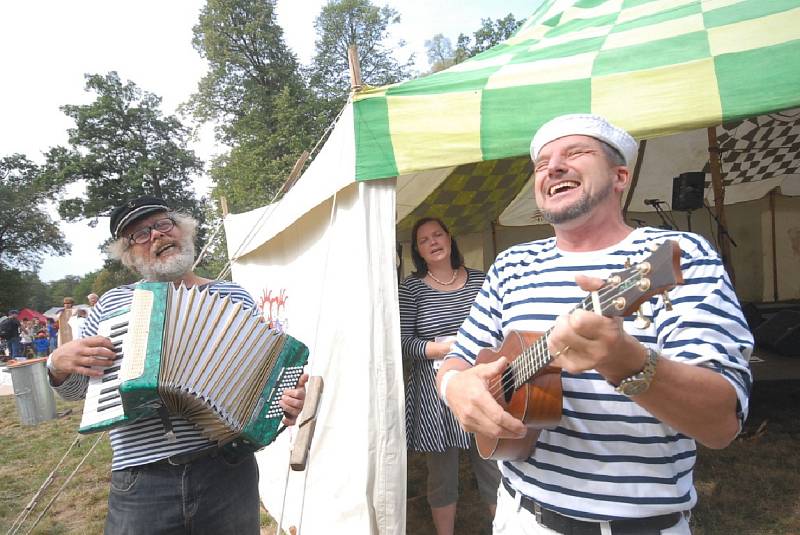 Festival Kefír se přesunul k zámku Kačina