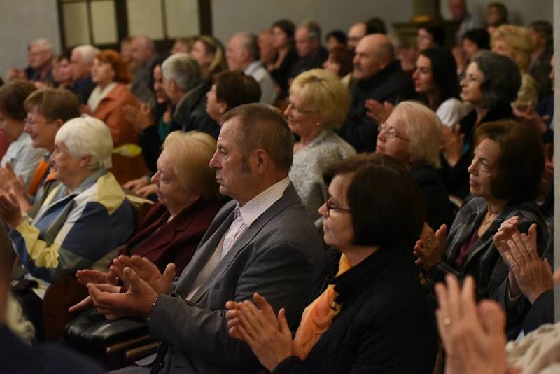 Tentokrát se v kolínské synagoze sešli členové a přátelé kolínského Kruhu přátel hudby na koncertu špičkového vokálně – instrumentálního souboru Linha Singers.