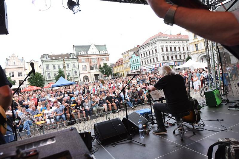 Vladimír Mišík bavil na náměstí stovky lidí všech generací.