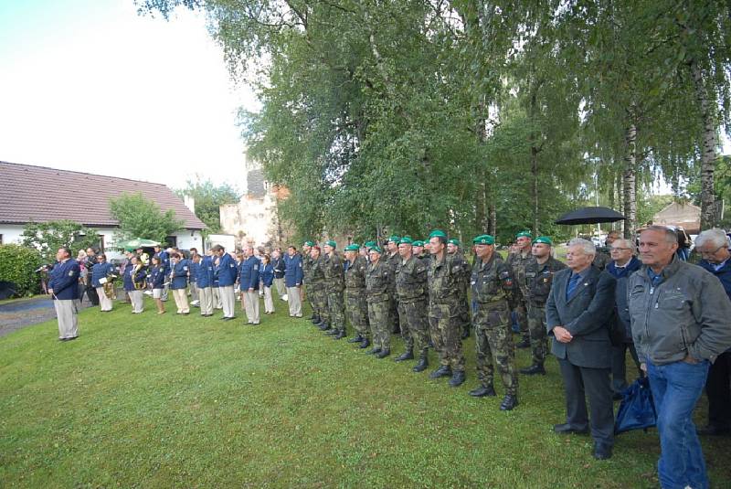 Již po dvanácté se v pondělí před budovou kolínské Obchodní akademie uskutečnil pietní akt k uctění dnes již sto jedenáctého výročí narození štábního kapitána a brigádního generála in memoriam Václava Morávka