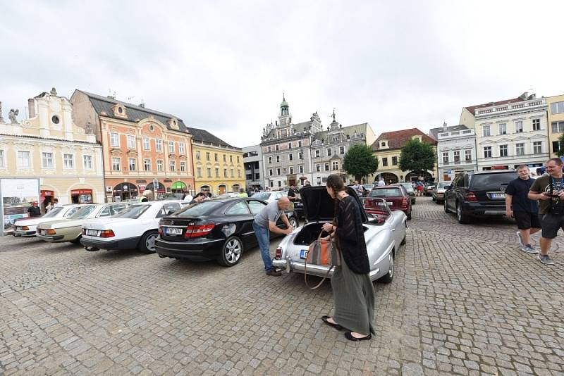 Majitelé vozů značky Mercedes-Benz se sešli po třiatřicáté a auty zaplnili kolínské Karlovo náměstí.