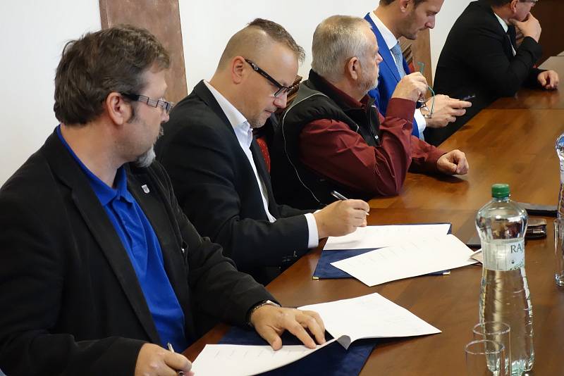 Politická uskupení Změna pro Kolín, Kolíňáci a Volba pro Kolín podepsala koaliční smlouvu v jednacím sále kolínské radnice.