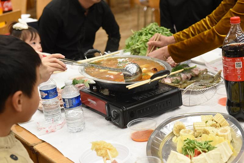 Vietnamská komunita slavila svého svatého ve velkém sále kolínského Městského společenského domu.