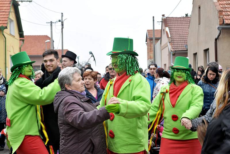 Jasnou převahu v maskách měli jednoznačně vodníci, kteří přispěli k dobré náladě také svým pojízdným orchestrionem.