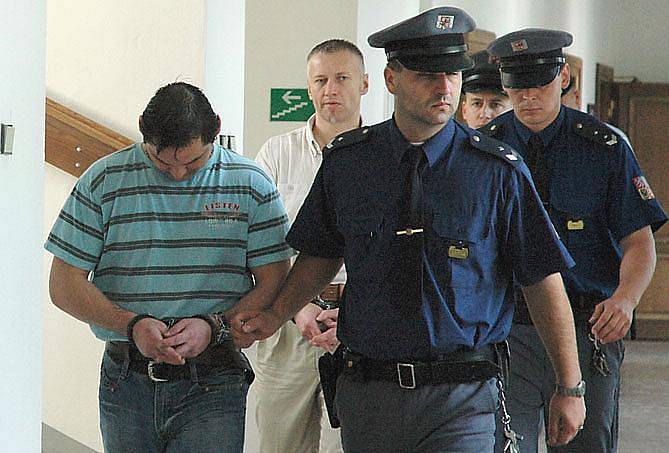 Obžalovaní z brutální vraždy: Miroslav Battya (vpředu) a Tomáš Němeček