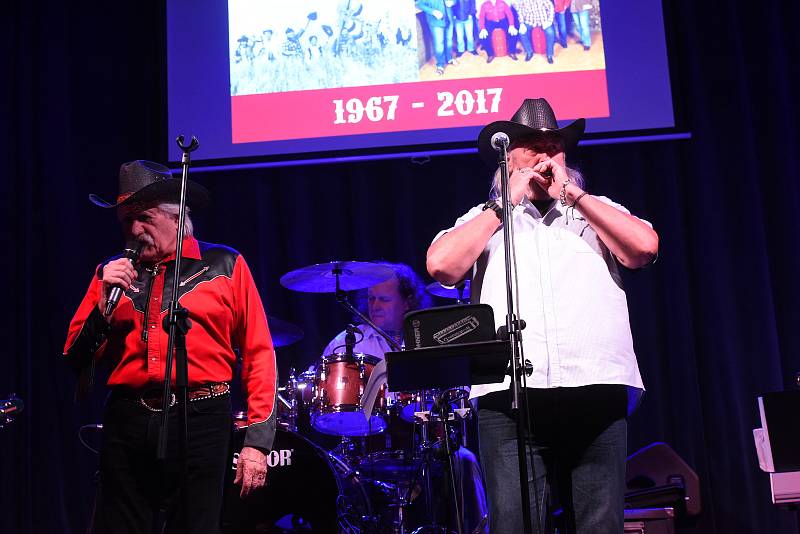 Od půlky května je country kapela Fešáci na turné ke svým padesátým narozeninám, poslední říjnový čtvrtek potěšila fanoušky v Městském společenském domě v Kolíně.