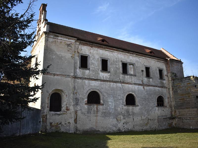 Klášterní Skalice získala vlajku Karlovské místo díky torzu kláštera.