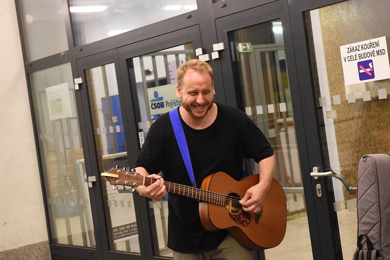 Hudební projekt Na pivo s Láskou v průchodu kolínského společenského domu.