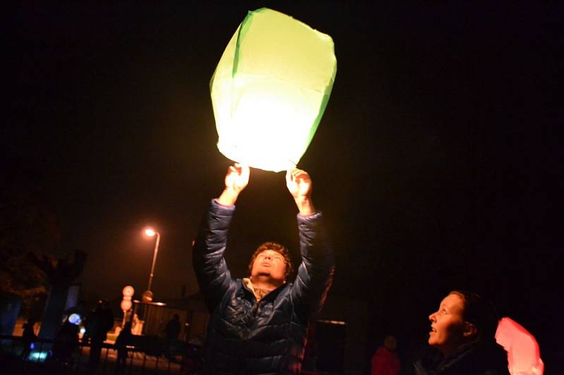 Průvod zakončilo vypouštění lampionů štěstí.