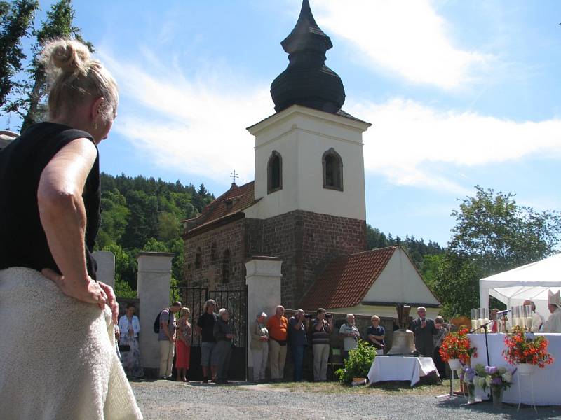 Žehnání novému zvonu a jeho osazování do kostela sv. Jakuba ve Stříbrné Skalici - Rovné