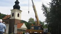 Žehnání novému zvonu a jeho osazování do kostela sv. Jakuba ve Stříbrné Skalici - Rovné