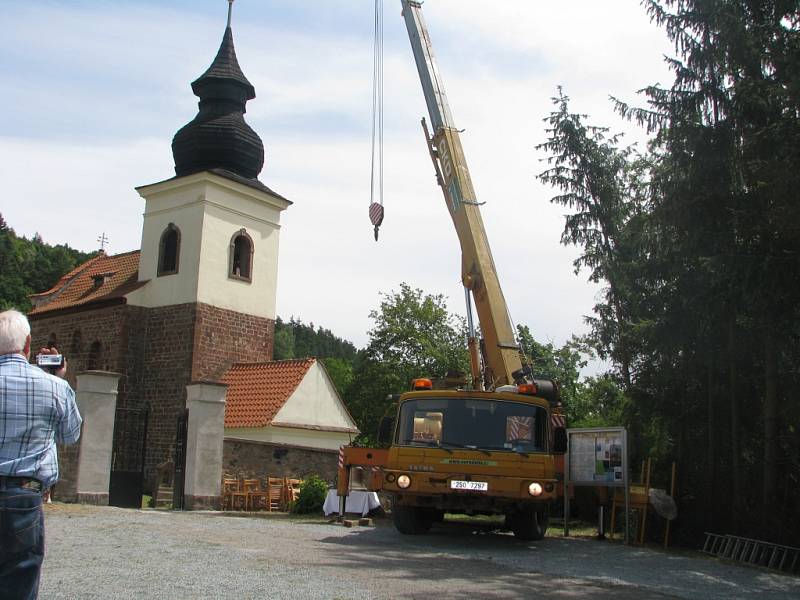 Žehnání novému zvonu a jeho osazování do kostela sv. Jakuba ve Stříbrné Skalici - Rovné