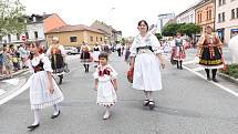 Průvod při tradičním festivalu Kmochův Kolín.