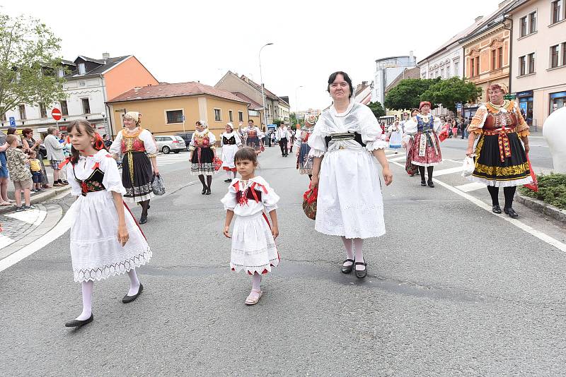 Průvod při tradičním festivalu Kmochův Kolín.