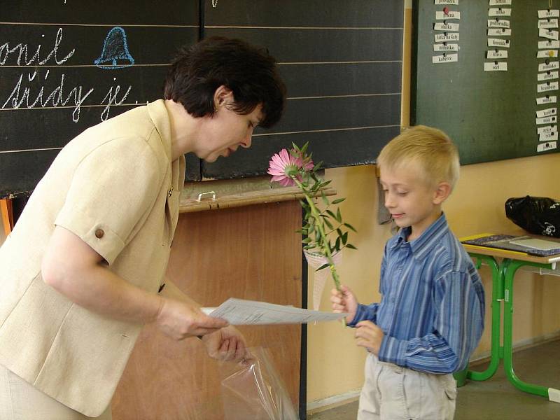 Z prvního vysvědčení měli velkou radost i prvňáci na 7. základní škole.