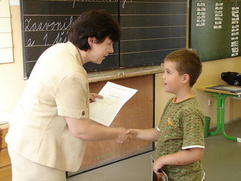 Z prvního vysvědčení měli velkou radost i prvňáci na 7. základní škole.