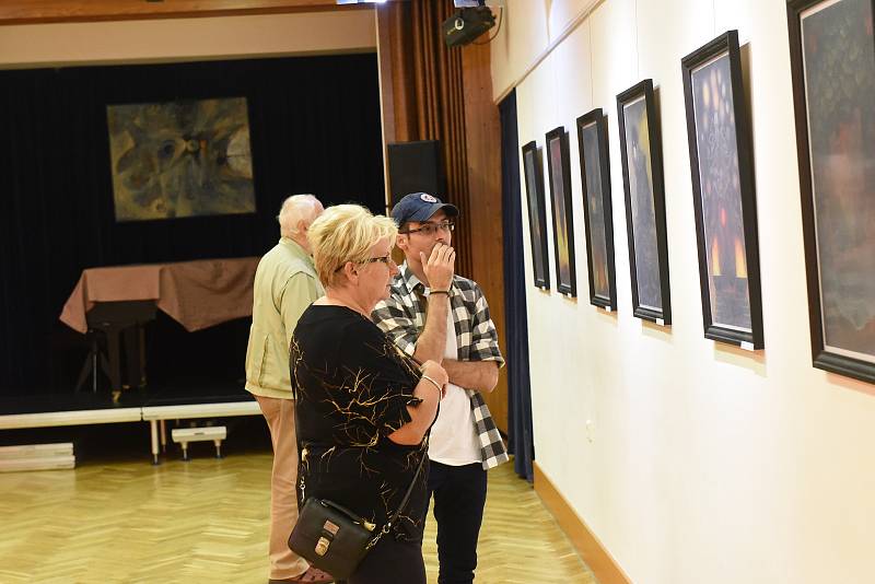 Z vernisáže výstavy malíře říkajícího si Sant Franiel