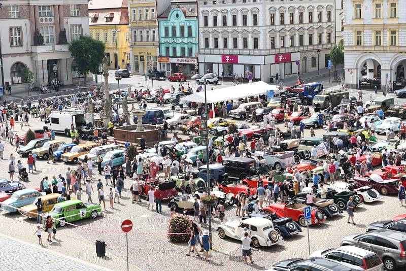 Kolínské centrum zdobily historické automobily a motocykly.