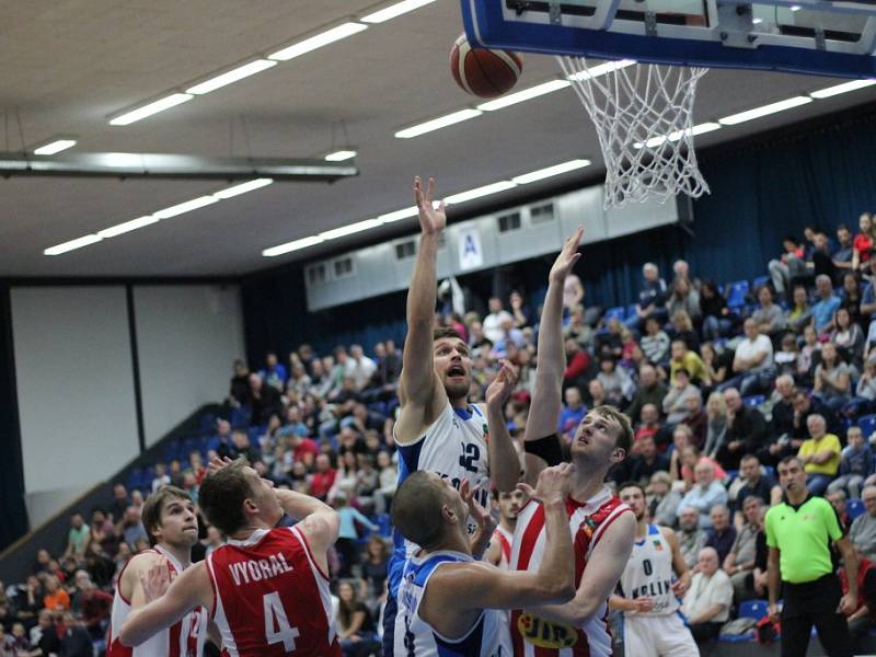 Z utkání BC Kolín - Pardubice (84:105).