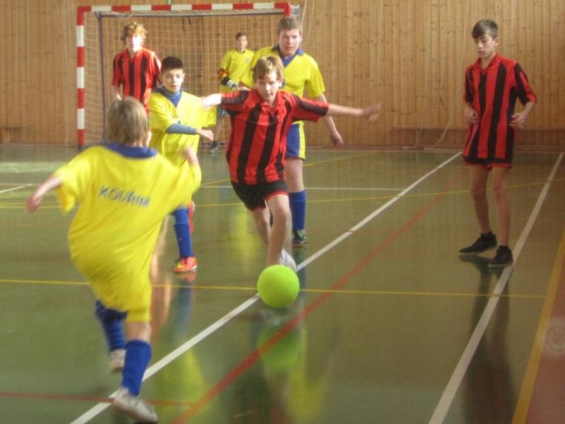 Skoro osm desítek malých fotbalistů přilákal do Českého Brodu turnaj v sálové kopané.