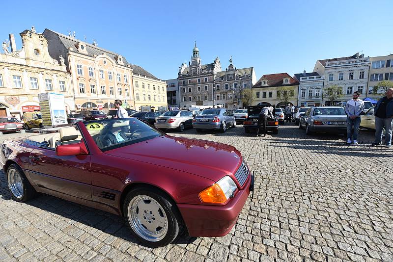 Kolínské Karlovo náměstí zaplnily automobily značky Mercedes – Benz