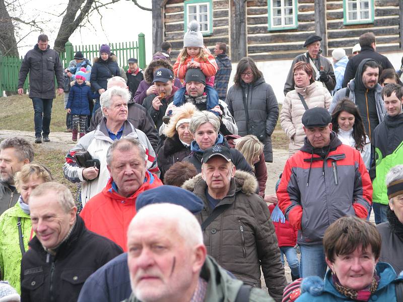 Národopisný pořad na téma lidového masopustu přilákal do skanzenu obrovské množství návštěvníků.