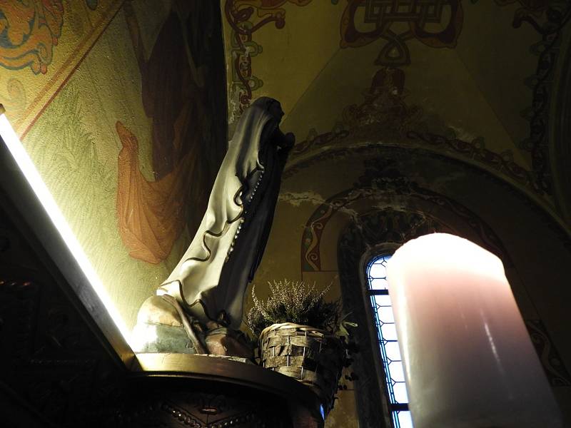 Interiér baziliky Nanebevzetí Panny Marie v Gruntě.