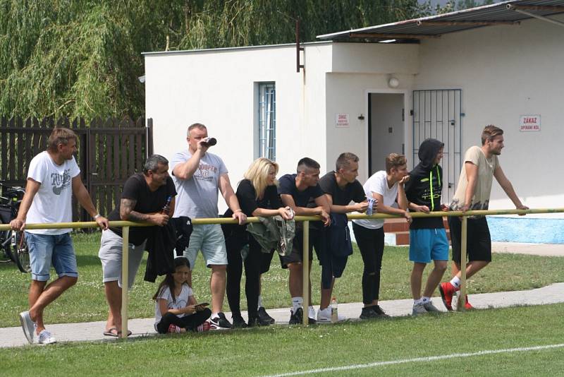 Ve Třech Dvorech se uskutečnil letní turnaj. Z vítězství se radovali domácí fotbalisté (v červeném).