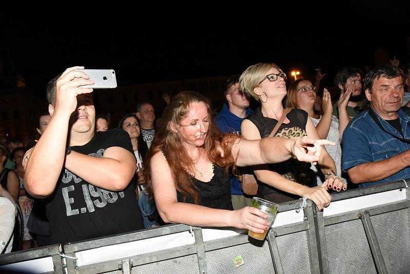 Spojené orchestry, Tomáš Klus, Hana Holišová a dechovkový metal nadchly první festivalový den davy fanoušků.