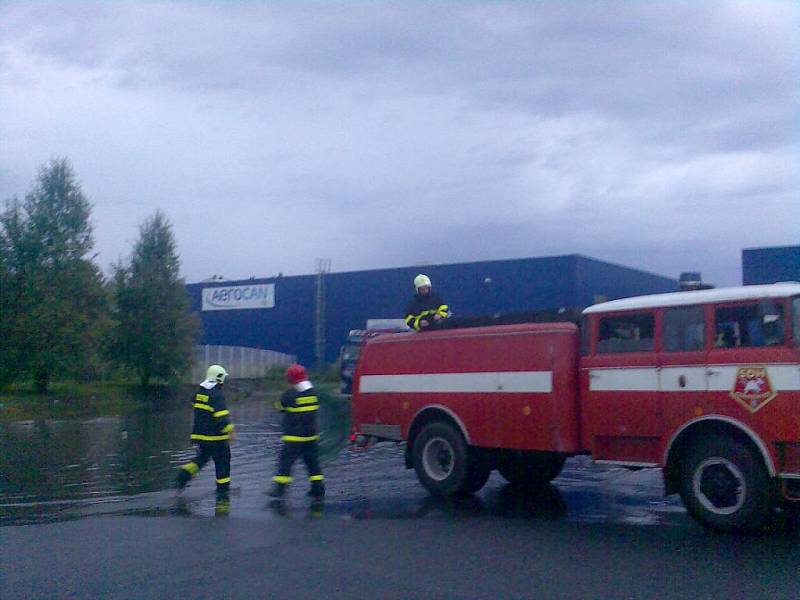 Rozmary počasí se letos nevyhnuly ani Cerhenicím. V jedné z firem vzniklo doslova jezero. 