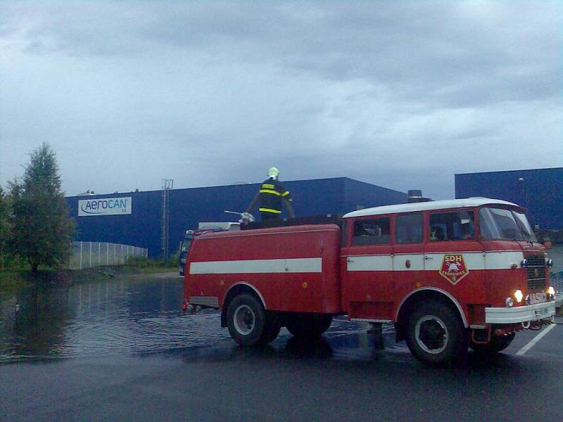 Rozmary počasí se letos nevyhnuly ani Cerhenicím. V jedné z firem vzniklo doslova jezero. 